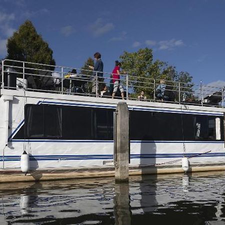 فندق إيست موليسيفي  Bluebird House-Boat المظهر الخارجي الصورة
