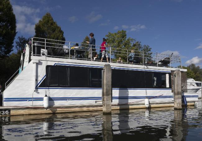 فندق إيست موليسيفي  Bluebird House-Boat المظهر الخارجي الصورة