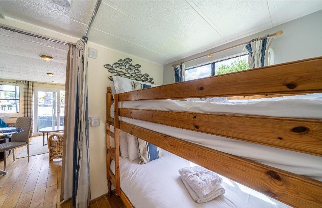 فندق إيست موليسيفي  Bluebird House-Boat المظهر الخارجي الصورة