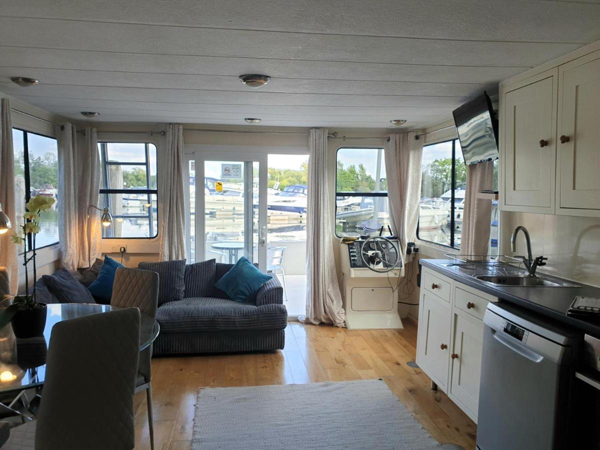 فندق إيست موليسيفي  Bluebird House-Boat المظهر الخارجي الصورة